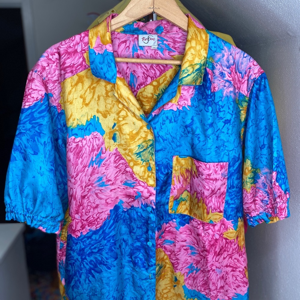 Vintage 1980s Tan F Jay colorful button up. Elastic sleeves. Silky.